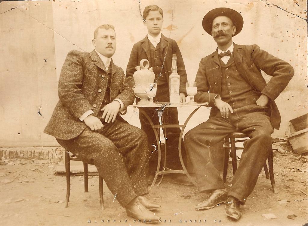 Vicente Galiana a (gauche)- St Denis-du-Sig circa 1900 - Anisado Galiana.jpg